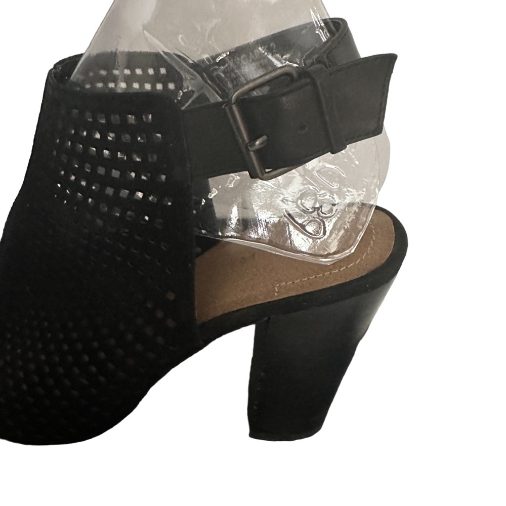 Tahari Margaret Sandal - Picture 12 of 15